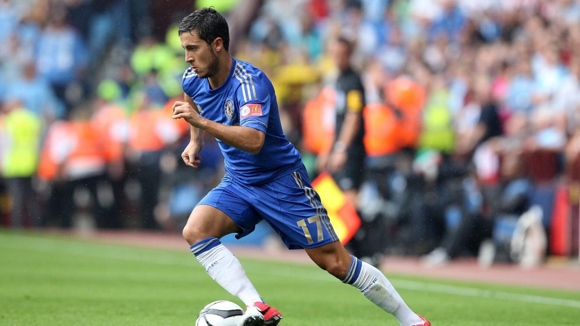 紧张比赛中球员们拼尽全力，呈现出令人瞩目的表现，比赛时紧张